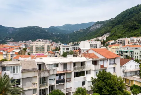 Pogled sa terase na gradske zgrade i planine. - image 13