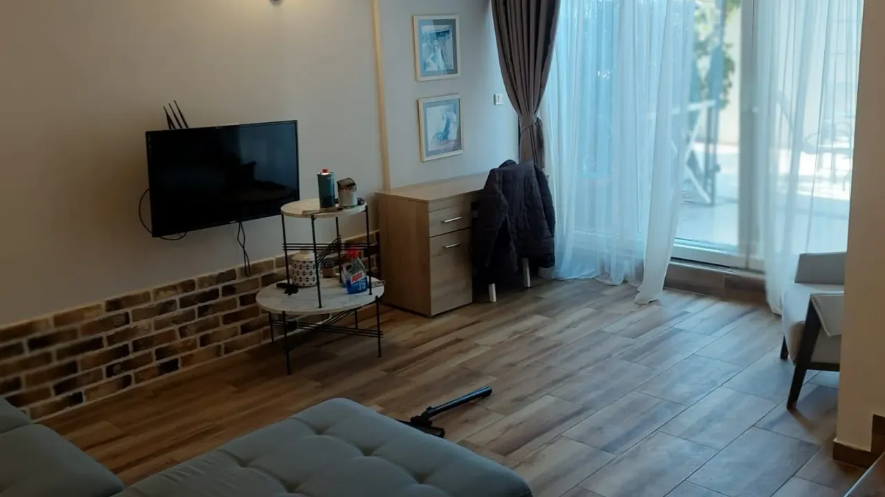 Izdavanje, jednosoban stan, 53m², Dobrota, Kotor