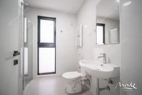Svijetlo opremljeno kupatilo sa tuš kabinom i bijelim sanitarijama. - image 31