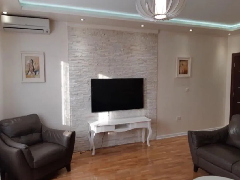 Izdavanje, dvosoban stan, 90m², Preko Morače, Podgorica