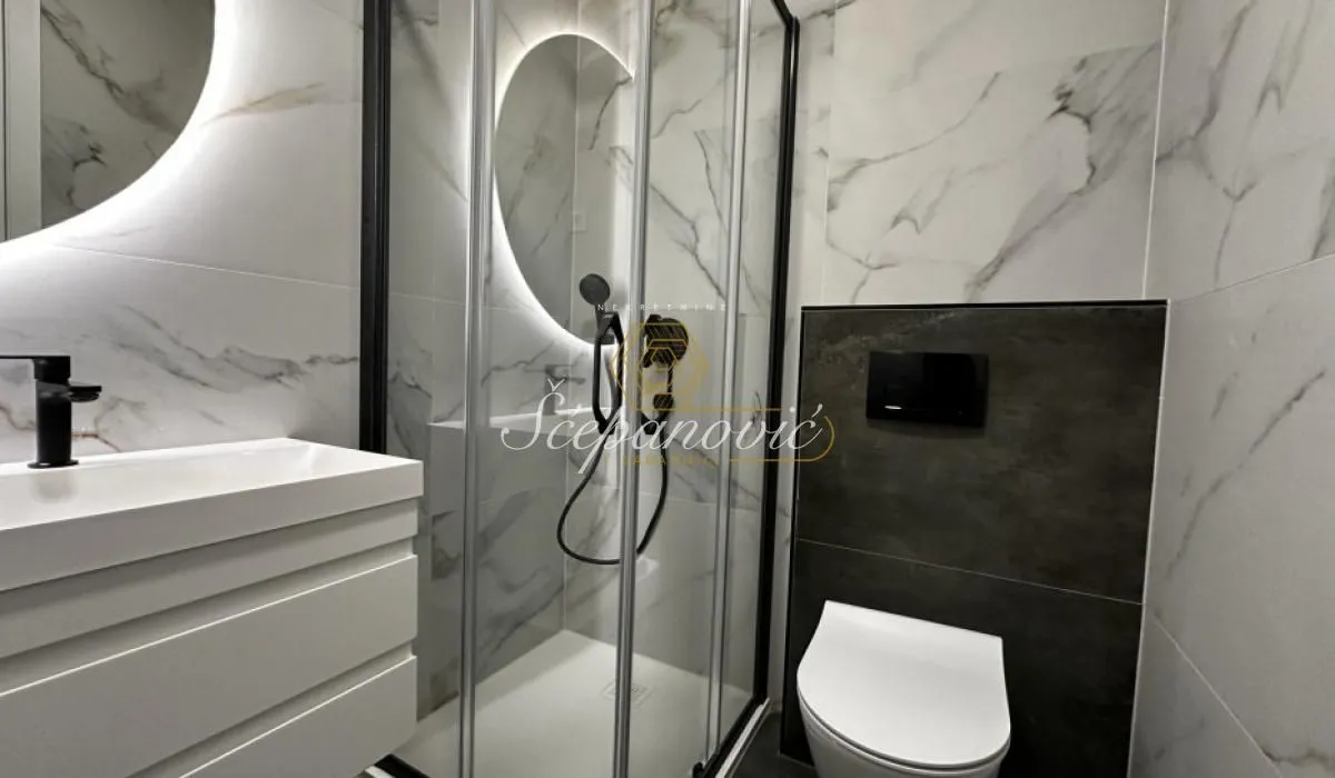 Prodaja, četvorosoban stan, 110m², Centar, Novi Sad