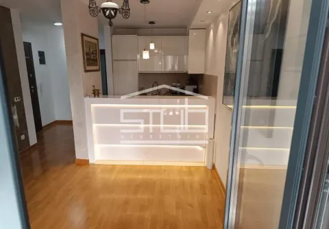Pogled na kuhinju sa šankom i drvenim podom. - image 2