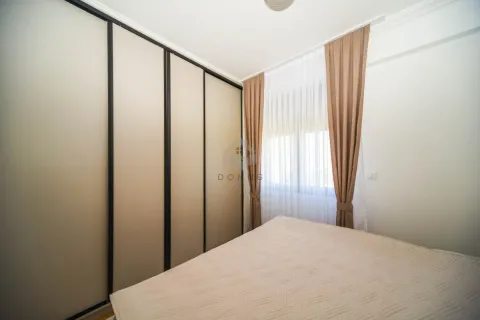 Spavaća soba sa velikim ugradnim garderoberom i krevetom. - image 11