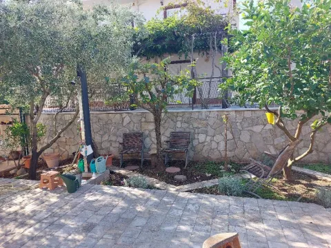 Dvorište kuće sa popločanim dijelom, drvećem i baštenskim namještajem. - image 14