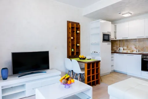 Moderan dnevni boravak sa trpezarijom i kuhinjom u pozadini. - image 4