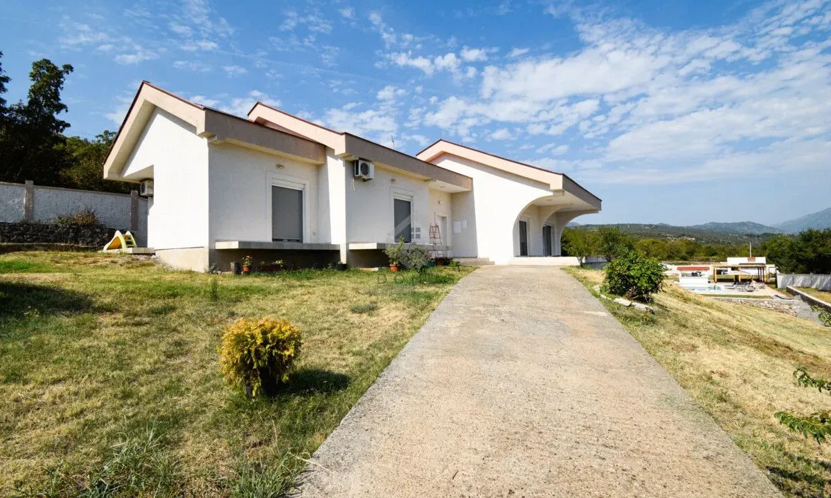 Prodaja, kuća, 250m², Podgorica, Crna Gora