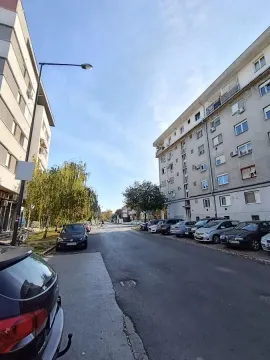 Pogled na ulicu sa parkiranim automobilima ispred stambene zgrade. - image 23