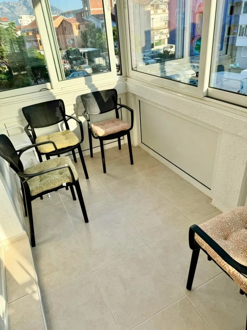 Enclosed terrace with seating furniture and a view of the surroundings.