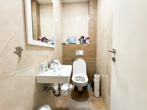 Manje kupatilo obloženo keramičkim pločicama sa umivaonikom i šoljom. - image 15