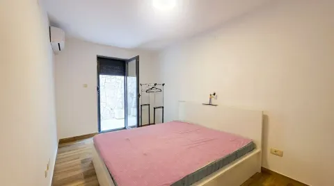 Spavaća soba sa bračnim krevetom i izlazom na dvorište. - image 22