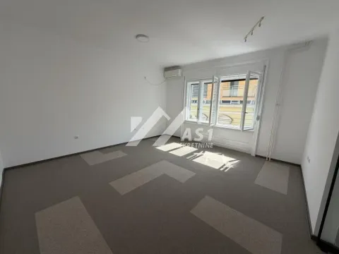 Prazna soba sa prozorom i klima uređajem. - image 4