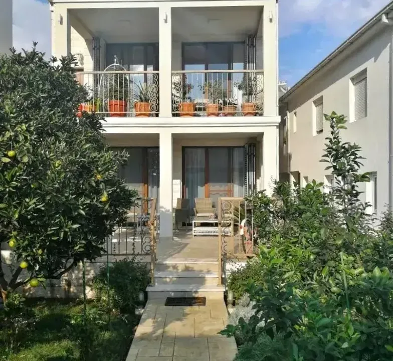 Izdavanje, stan, 70m², Tivat, Crna Gora