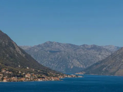Izdavanje, dvosoban stan, 57m², Dobrota, Kotor - image 4