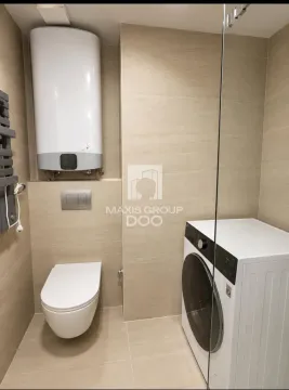 Moderno opremljeno kupatilo sa WC šoljom, bojlerom i veš mašinom. - image 7