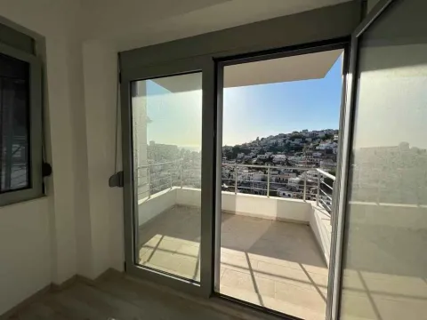 Pogled na balkon i okolinu kroz otvorena balkonska vrata. - image 11