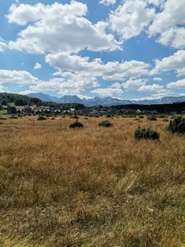 Pogled na prirodno okruženje i pejzaž sa planinama u pozadini. - image 3