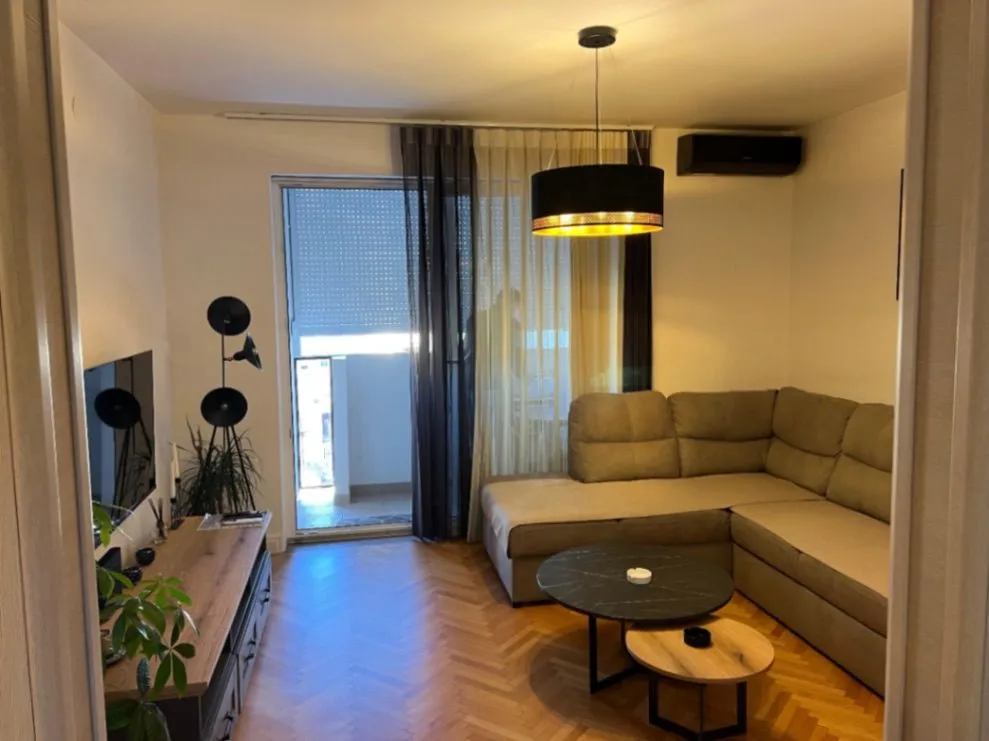 Izdavanje, dvosoban stan, 60m², Centar, Bar