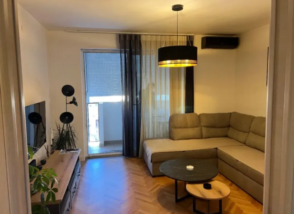 Izdavanje, dvosoban stan, 60m², Centar, Bar