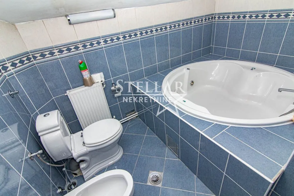 Izdavanje, kuća, 250m², Zagorič, Podgorica