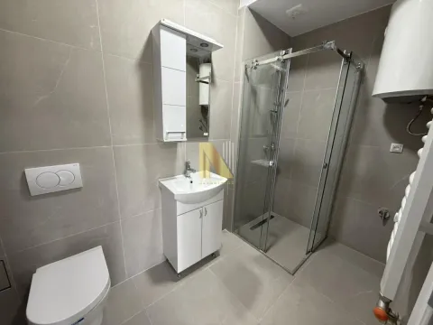 Moderno opremljeno kupatilo sa tuš kabinom, umivaonikom i toaletom. - image 10