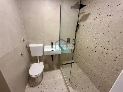 Moderno kupatilo sa tuš kabinom, umivaonikom i wc šoljom. - image 4