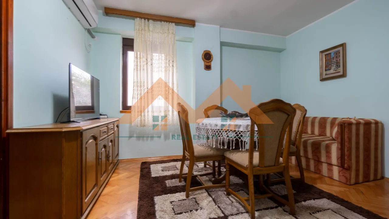 Izdavanje, dvosoban stan, 50m², Centar, Podgorica