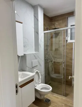 Moderno opremljeno kupatilo sa tuš kabinom. - image 4