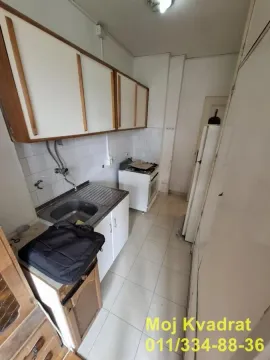 Manja kuhinja sa sudoperom, elementima i šporetom. - image 6