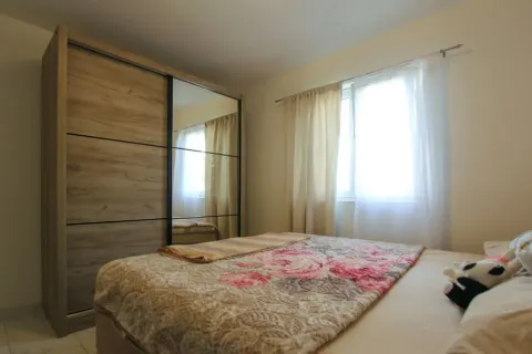 Spavaća soba sa bračnim krevetom i velikim ormarom sa ogledalom. - image 7
