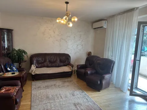 Dnevni boravak sa garniturom za sjedenje i izlazom na terasu. - image 8