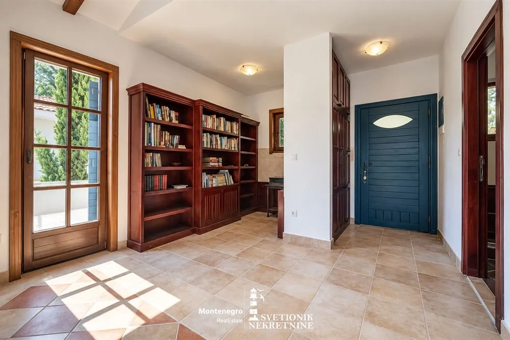 Prodaja, dvosoban stan, 92m², Kostanjica, Kotor
