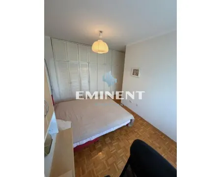 Furnished bedroom with a double bed and built-in wardrobe. - image 9