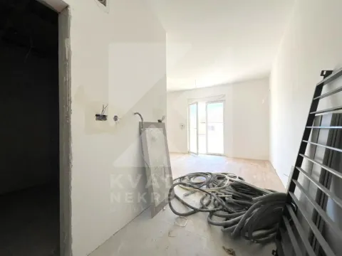 Prazna prostorija u toku renoviranja sa građevinskim materijalom. - image 5