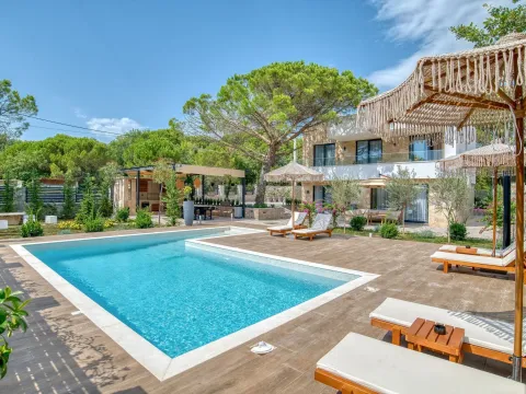 Izdavanje, kuća, 250m², Zagora, Kotor - image 4