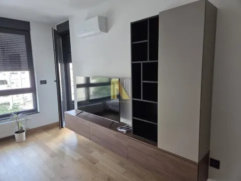 Dnevna soba sa televizorom i modernim komadom nameštaja. - image 6