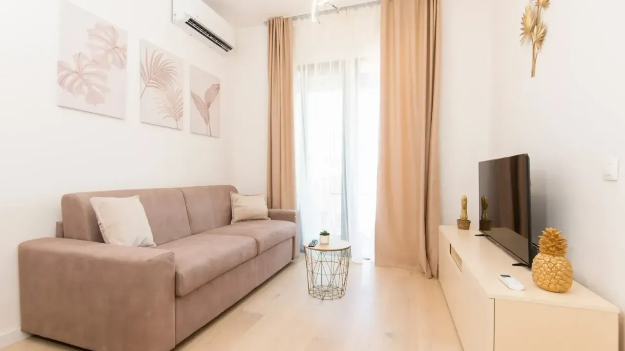 Izdavanje, stan, 40m², Tivat, Crna Gora