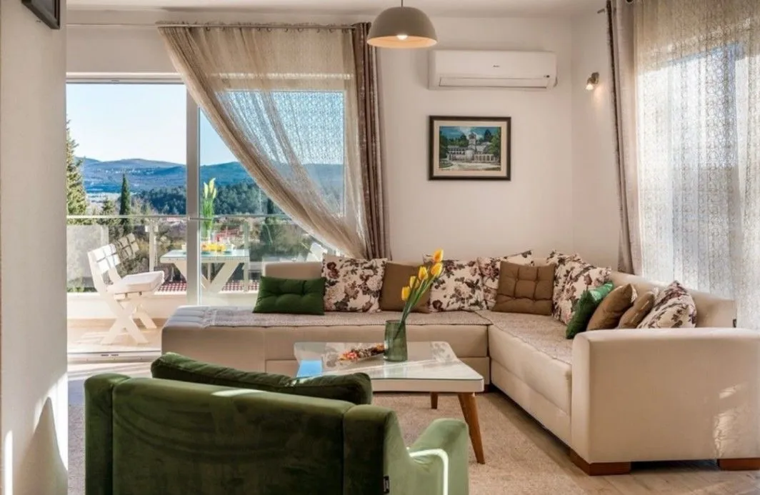 Izdavanje, dvosoban stan, 83m², Gradiošnica, Tivat