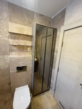 Moderne obloženo kupatilo sa konzolnom šoljom i ugradnim elementom. - image 18