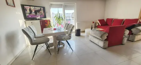 Dnevna soba sa garniturom, trpezarijskim stolom i televizorom. - image 4