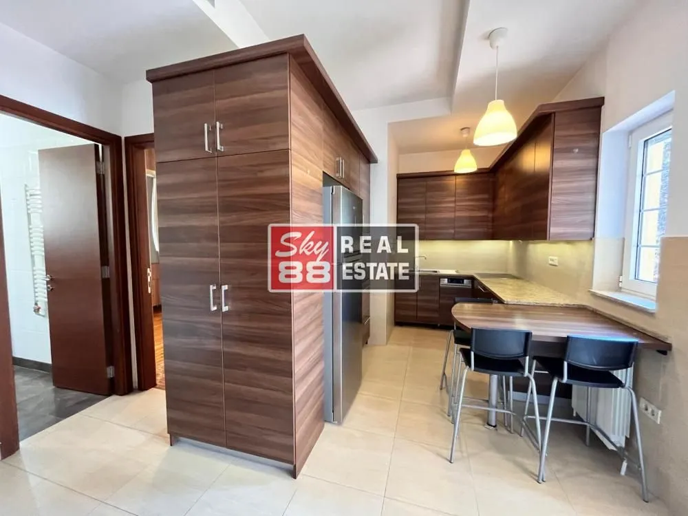 Rent, four bedroom apartment, 130m², Senjak, Beograd