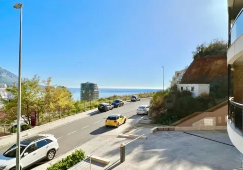View of the sea and the street in front of the building. - image 7