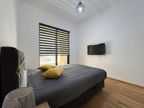 Moderna spavaća soba sa bračnim krevetom i prozorom sa roletnama. - image 10