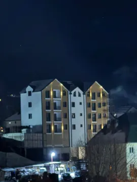 Izgled stambene zgrade osvijetljene noću. - image 6