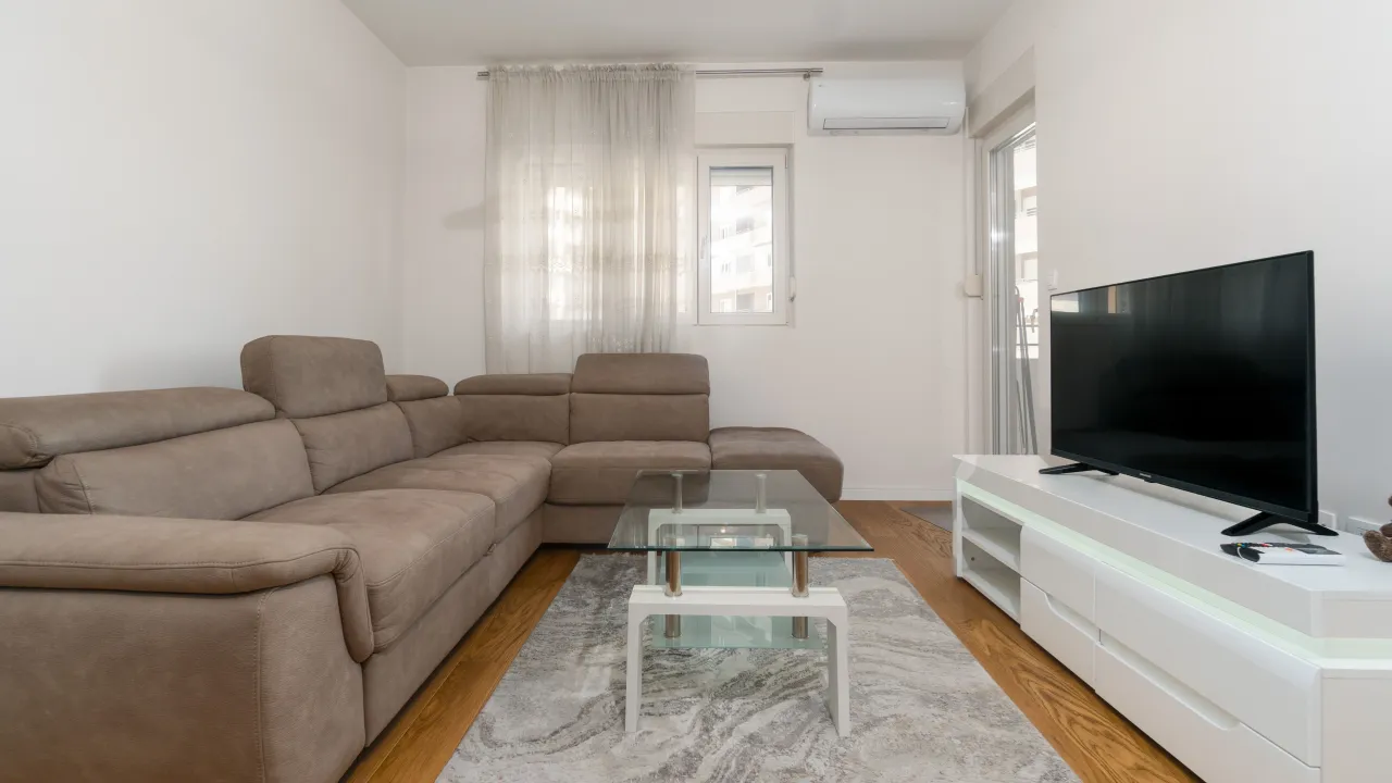 Izdavanje, jednosoban stan, 49m², Central Point, Podgorica
