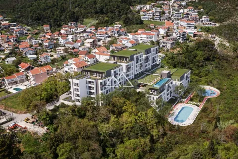 Pogled iz vazduha na kompleks zgrada sa bazenom i okruženjem. - image 2