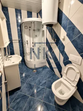 Kupatilo opremljeno tuš kabinom, umivaonikom i toaletom. - image 4