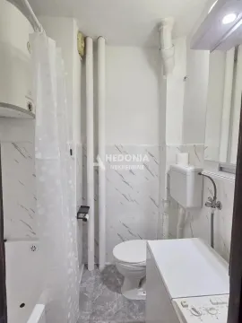 Manje kupatilo sa kadom, toaletom i veš mašinom. - image 4