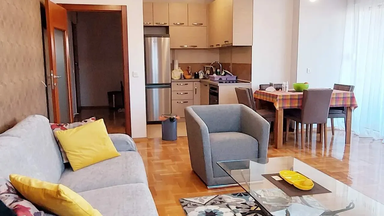 Izdavanje, dvosoban stan, 60m², Podgorica, Crna Gora