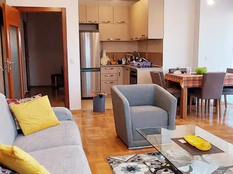 Izdavanje, dvosoban stan, 60m², Podgorica, Crna Gora