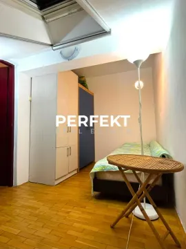Manja spavaća soba sa krevetom, ormarima i podnom lampom. - image 4